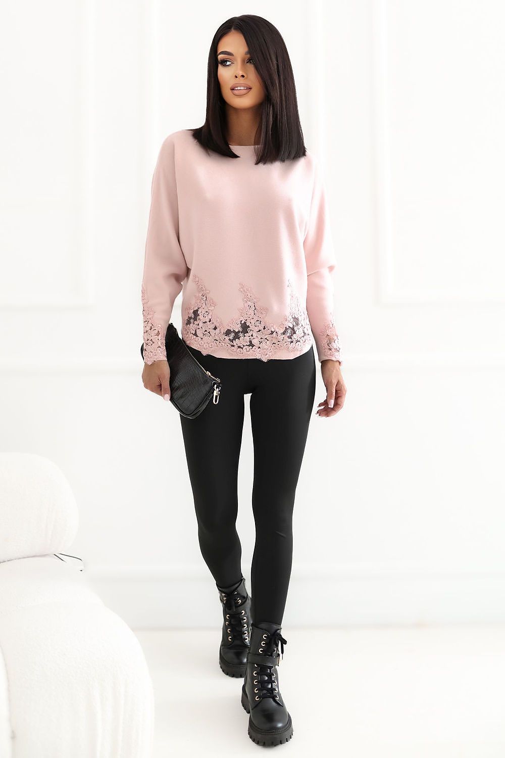 Factory Price Pullover in Rosa mit Spitzenbesatz, Ganzkörperansicht