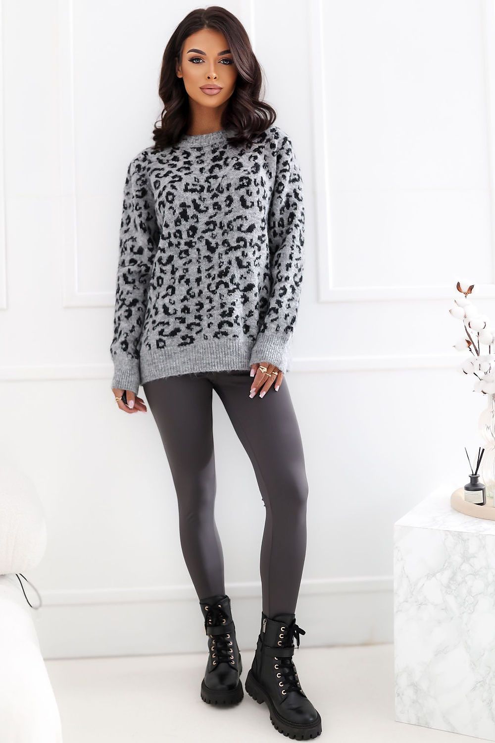 Factory Price Pullover in Grau-schwarzer Animalprint in Vorderansicht