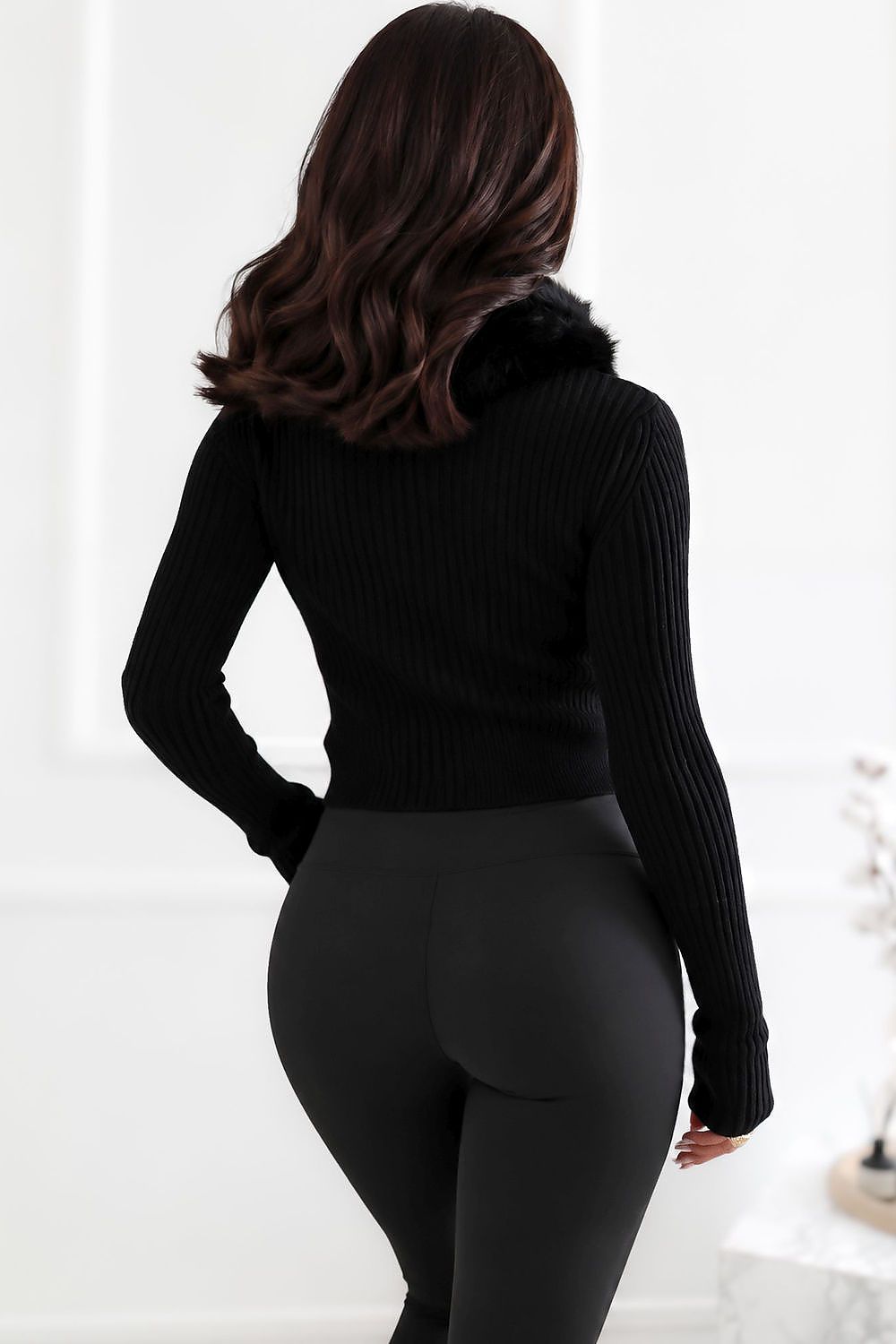 Factory Price Strickjacke in Schwarz mit Pelzkragen, Rückansicht