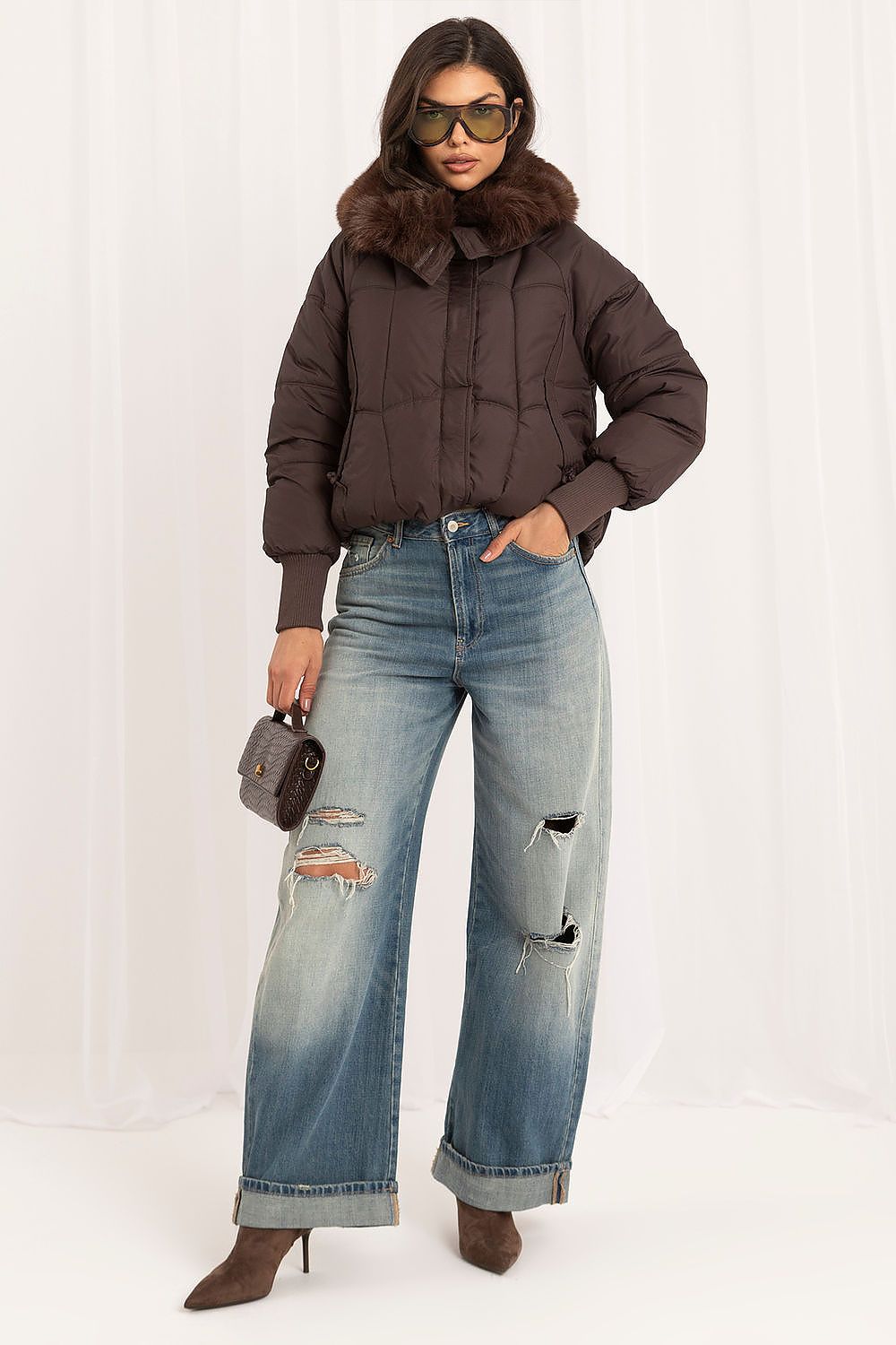 Factory Price Jacke in Braun mit Kunstfellkragen, Ganzkörperansicht