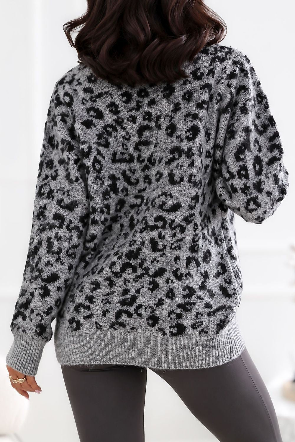 Factory Price Pullover in Grau-schwarzer Animalprint in Rückansicht