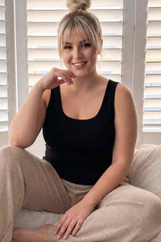 Donna Top in Schwarz mit breiten Trägern, Vorderansicht