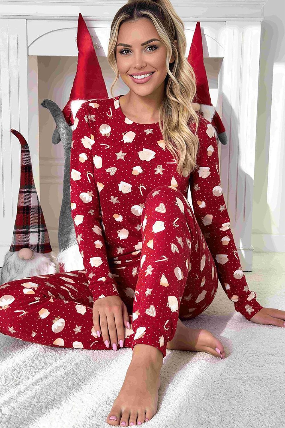 Donna Pyjama rot mit Lebkuchenmuster in Ganzkörperansicht