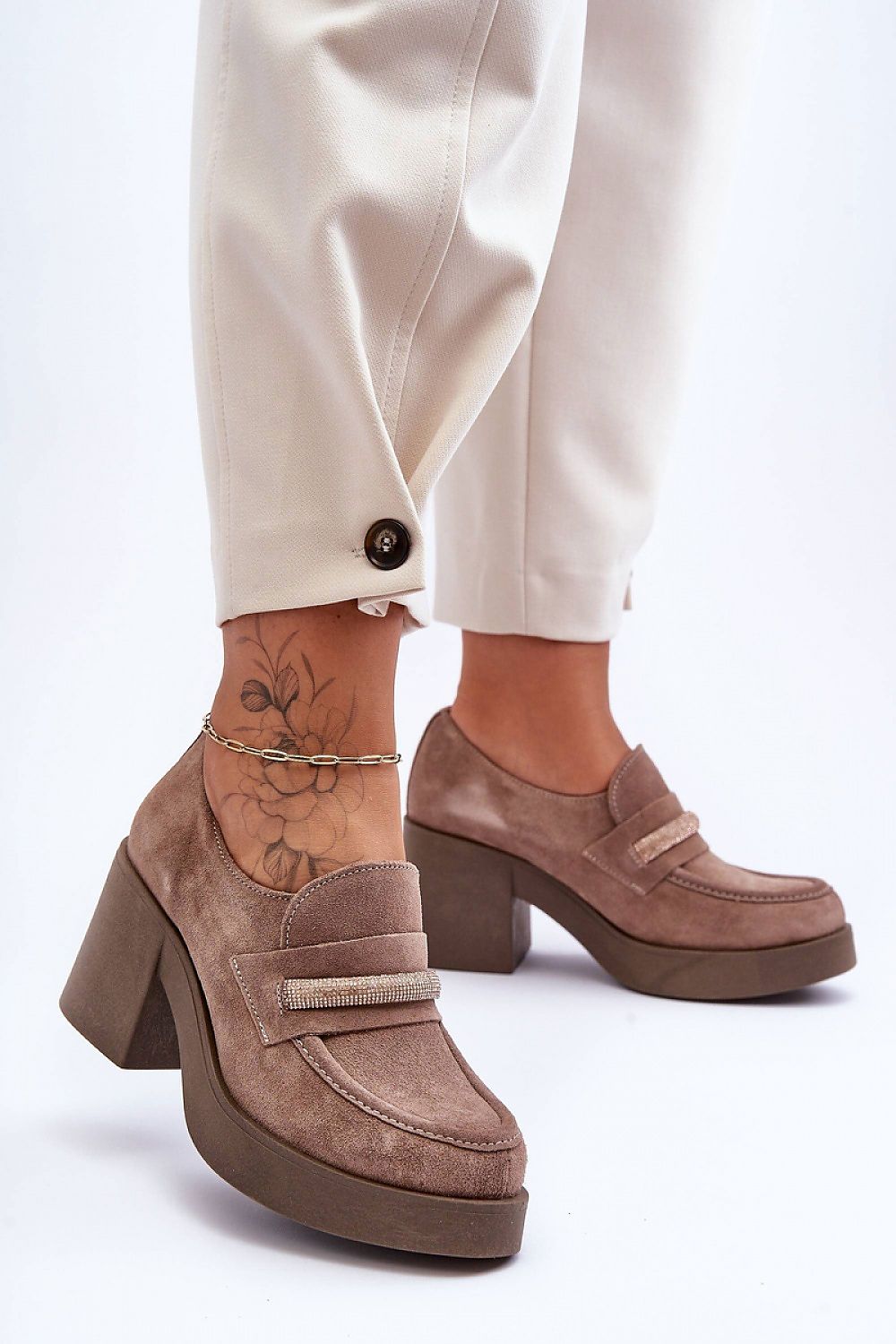 Step in style Pumps in Braun mit Plateau und Blockabsatz, Seitenansicht