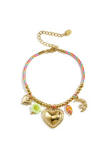 Buntes Kordelarmband mit verschiedenen Anhängern und Perlen