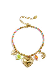 Buntes Kordelarmband mit verschiedenen Anhängern und Perlen