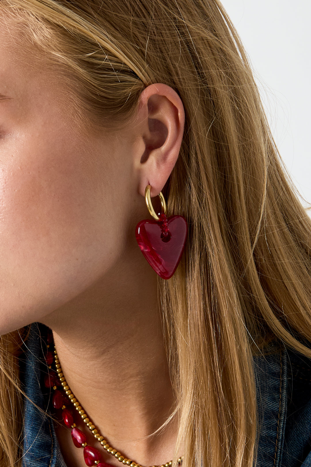 Ohrhänger aus Kunstharz, Herzform, lässig-schlicht, für Damen – Schmuck aus der Serie „Casual Daily“.