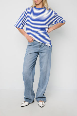 Das bunt gestreifte T-Shirt