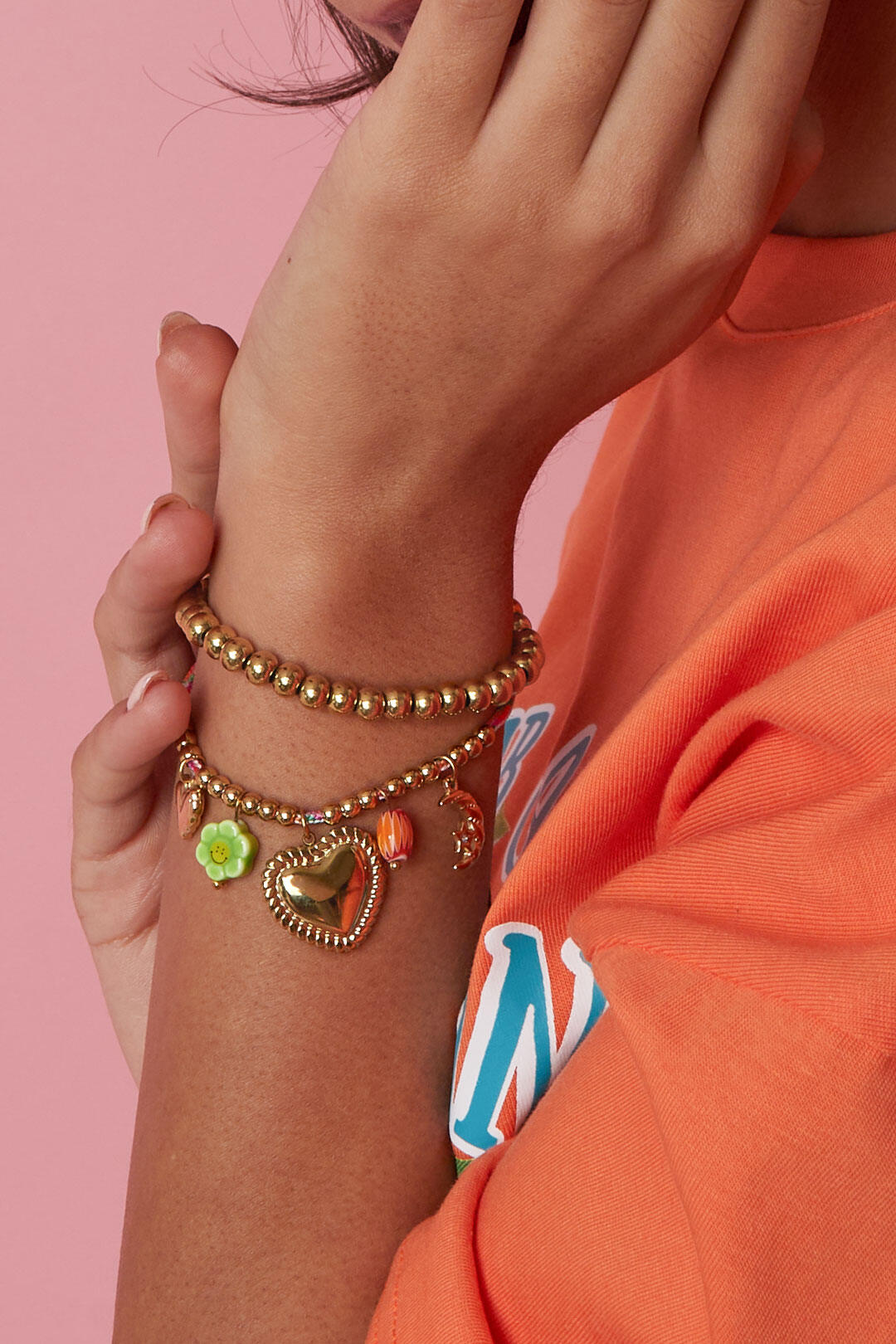 Buntes Kordelarmband mit verschiedenen Anhängern und Perlen