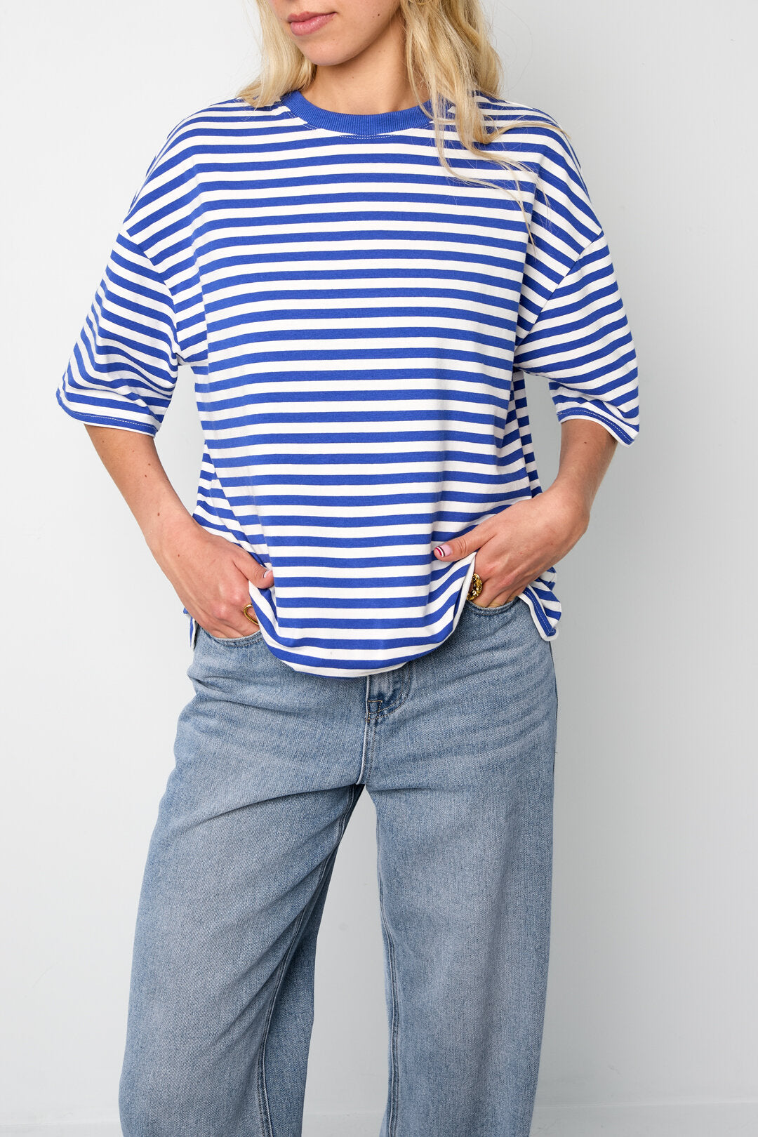 Das bunt gestreifte T-Shirt