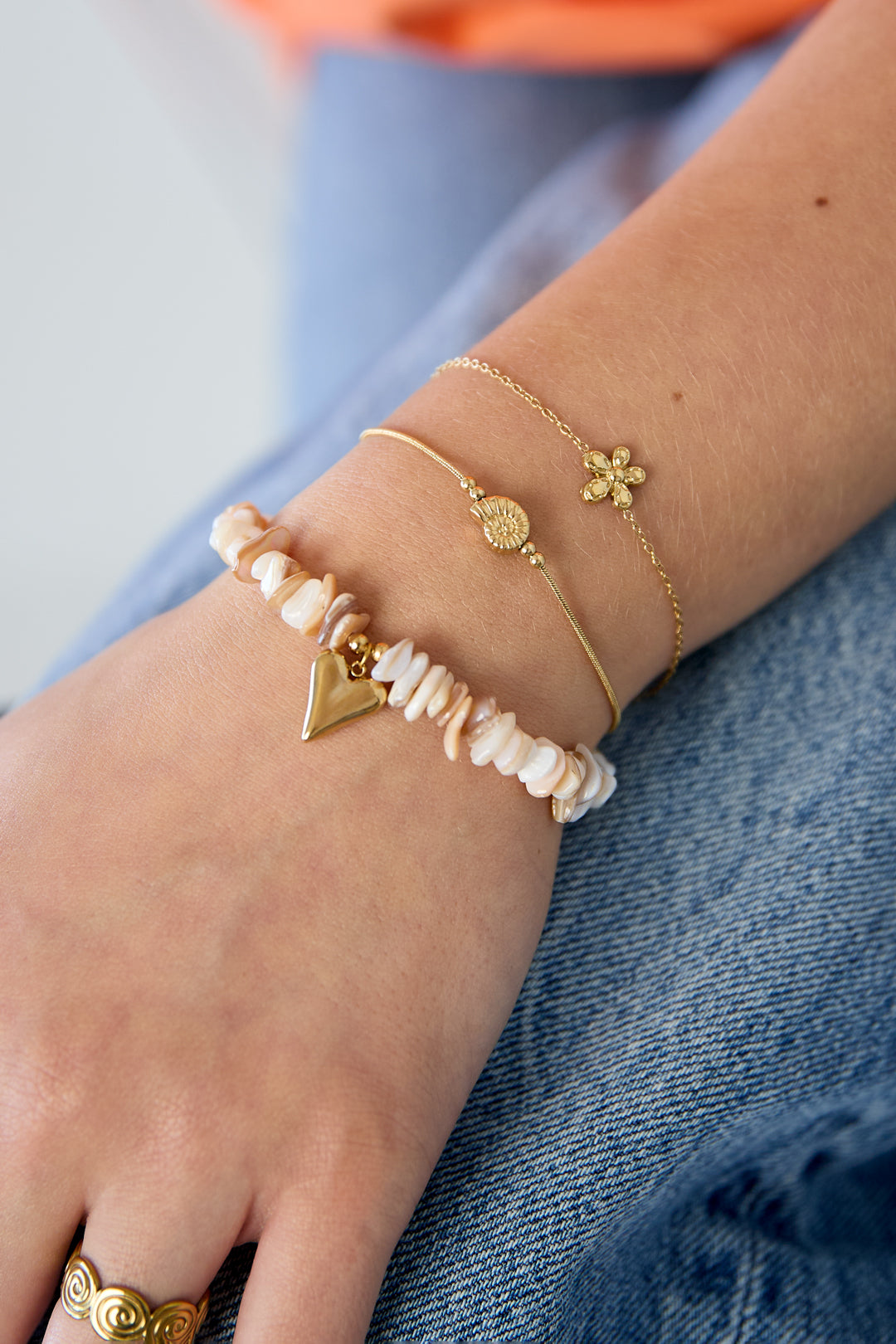 Minimalistisches Armband mit spiralförmiger Muschel