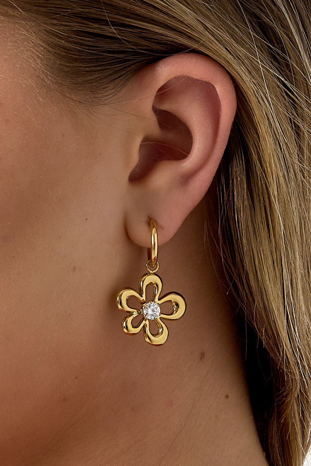 Ohrringe mit korallenförmiger Blume und Steindetails